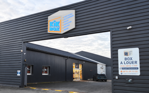 enseigne kik box au dessus d’un portail