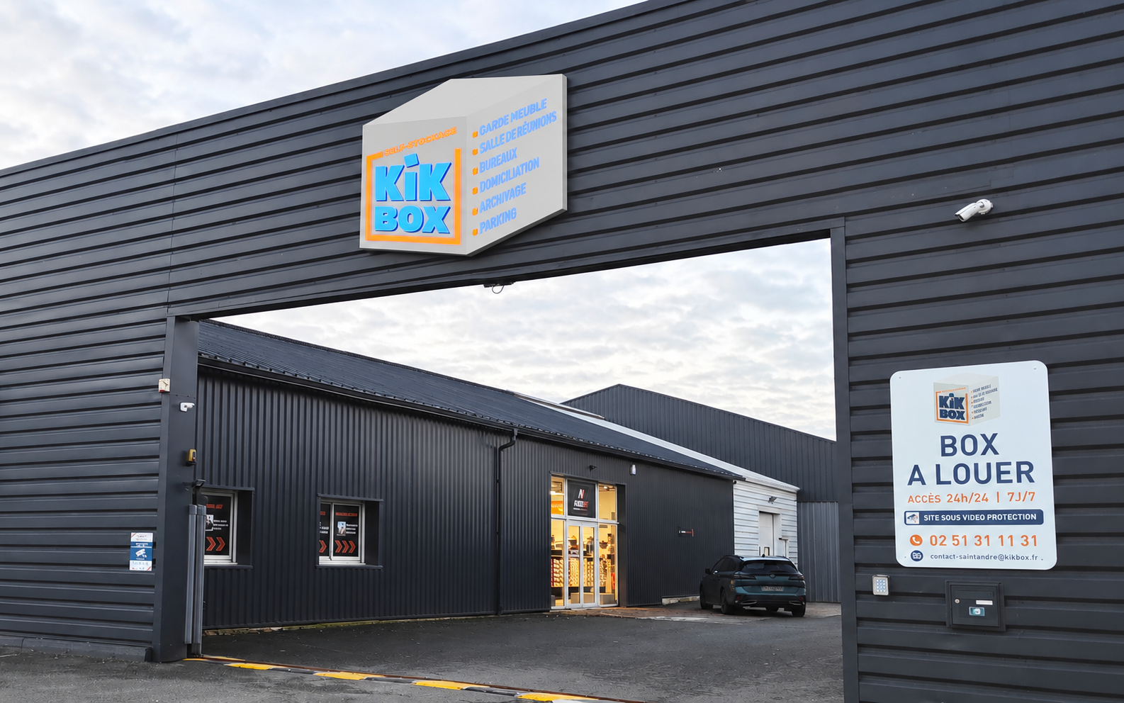enseigne kik box au dessus d’un portail
